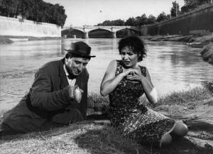 Scena del film "Amor non ho, però... però..." - Regia Giorgio Bianchi - 1951 - Gli attori Renato Rascel, con un pesce in mano, e Gina Lollobrigida sul bordo del fiume Tevere
