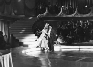 Scena del film "Amor non ho, però... però..." - Regia Giorgio Bianchi - 1951 - Gli attori Renato Rascel e Kiki Urbani si esibiscono in un locale. Dietro di loro l'orchestra