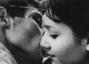 Scena del film "A mosca cieca" - Regia Romano Scavolini - 1966 - Gli attori Carlo Cecchi e Laura Troschel si danno un bacio