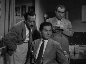 Scena del film "Amo un assassino" - Regia Baccio Baldini - 1951 - Gli attori Umberto Spadaro, Andrea Bosic e un attore non identificato