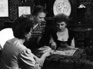 Scena del film "Amo un assassino" - Regia Baccio Baldini - 1951 - Tre attrici non identificate guardano le carte