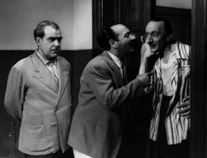 Scena del film "Amo un assassino" - Regia Baccio Baldini - 1951 - L'attore Umberto Spadaro e due attori non identificati
