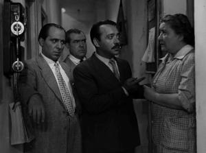 Scena del film "Amo un assassino" - Regia Baccio Baldini - 1951 - L'attore Umberto Spadaro e attori non identificati