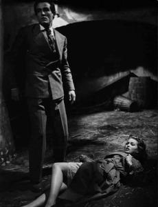 Scena del film "Anna" - Regia Alberto Lattuada - 1951 - Gli attori Vittorio Gassman e Silvana Mangano, stesa a terra