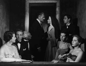 Scena del film "Anna" - Regia Alberto Lattuada - 1951 - Gli attori Jacques Dumesnil e Silvana Mangano, in abito da suora infermiera, in un palco di un teatro