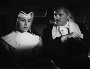 Scena del film "Anna" - Regia Alberto Lattuada - 1951 - Gli attori Jacques Dumesnil e Silvana Mangano, in abito da suora infermiera, in automobile
