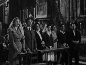 Scena del film "Anna" - Regia Alberto Lattuada - 1951 - Gli attori Silvana Mangano, Raf Vallone e Tina Lazzanzi in chiesa