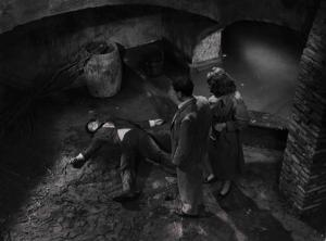 Scena del film "Anna" - Regia Alberto Lattuada - 1951 - Gli attori Vittorio Gassman, a terra, Silvana Mangano e Raf Vallone