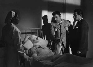 Scena del film "Anna" - Regia Alberto Lattuada - 1951 - Attori non identificati in ospedale osservano un uomo malato a letto