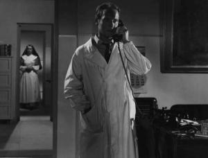 Scena del film "Anna" - Regia Alberto Lattuada - 1951 - Gli attori Piero Lulli, al telefono in camice bianco e Silvana Mangano, in abito da suora infermiera