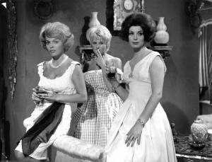 Scena del film "Anonima cocottes" - Regia Camillo Mastrocinque - 1960 - L'attrice Valeria Fabrizi e due attrici non identificate