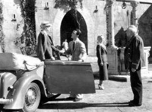 Scena del film "L'antenato" - Regia Guido Brignone - 1936 - L'attore Maurizio D'Ancora aiuta un'attrice non identificata a scendere dall'automobile