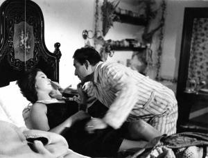 Scena del film "L'ape regina - Una storia moderna" - Regia Marco Ferreri - 1963 - Gli attori Marina Vlady e Ugo Tognazzi sul letto