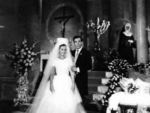 Scena del film "L'ape regina - Una storia moderna" - Regia Marco Ferreri - 1963 - Gli attori Marina Vlady e Ugo Tognazzi sposi in chiesa