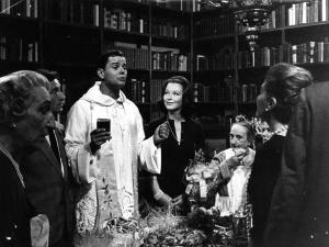 Scena del film "L'ape regina - Una storia moderna" - Regia Marco Ferreri - 1963 - Un prete tra gli attori Ugo Tognazzi e Marina Vlady