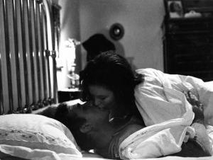 Scena del film "L'ape regina - Una storia moderna" - Regia Marco Ferreri - 1963 - Gli attori Ugo Tognazzi e Marina Vlady a letto si danno un bacio