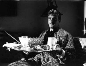 Scena del film "L'ape regina - Una storia moderna" - Regia Marco Ferreri - 1963 - L'attore Gian Luigi Polidoro con un vassoio per la colazione