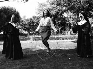 Scena del film "L'ape regina - Una storia moderna" - Regia Marco Ferreri - 1963 - L'attrice Marina Vlady salta la corda tra due suore
