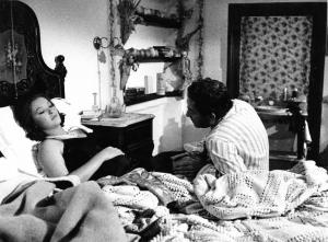 Scena del film "L'ape regina - Una storia moderna" - Regia Marco Ferreri - 1963 - Gli attori Marina Vlady e Ugo Tognazzi a letto