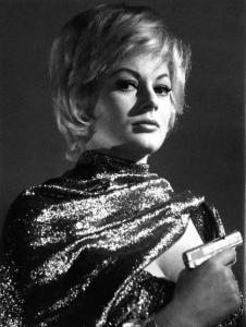 Scena del film "A porte chiuse" - Regia Dino Risi - 1960 - L'attrice Anita Ekberg impugna una pistola