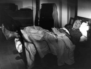 Scena del film "A porte chiuse" - Regia Dino Risi - 1960 - L'attore Fred Clark a letto