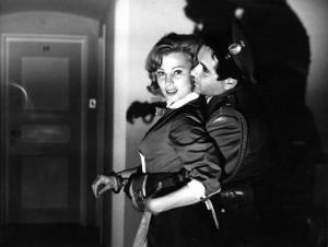 Scena del film "A porte chiuse" - Regia Dino Risi - 1960 - Due attori non identificati abbracciati