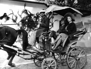 Scena del film "A porte chiuse" - Regia Dino Risi - 1960 - L'attrice Anita Ekberg su una carrozzella trainata da un cavallo