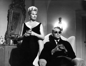 Scena del film "A porte chiuse" - Regia Dino Risi - 1960 - L'attrice Anita Ekberg e un attore non identificato