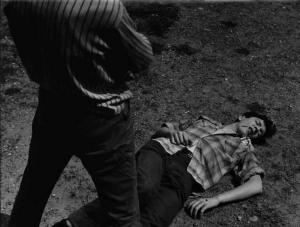 Scena del film "Appuntamento in paradiso" - Regia Giuseppe Rolando - 1960 - Un bambino steso a terra