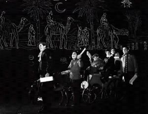 Scena del film "Appuntamento in paradiso" - Regia Giuseppe Rolando - 1960 - Bambini in festa su una carrozzina trainata da un asino