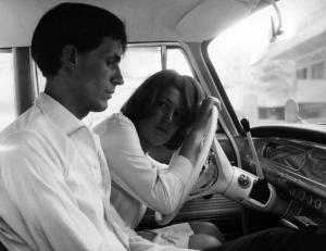Scena del film "Gli arcangeli" - Regia Enzo Battaglia - 1962 - Gli attori Roberto Bisacco e Virginia Onorato in automobile