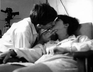 Scena del film "Gli arcangeli" - Regia Enzo Battaglia - 1962 - Gli attori Polo Graziosi e Graziella Polesinati si danno un bacio