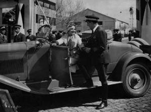 Scena del film "L'armata azzurra" - Regia Gennaro Righelli - 1932 - Due attori non identificati in automobile
