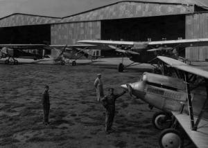 Scena del film "L'armata azzurra" - Regia Gennaro Righelli - 1932 - Piloti accanto a degli aerei in un aeroporto militare