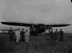 Scena del film "L'armata azzurra" - Regia Gennaro Righelli - 1932 - Piloti accanto a un aereoplano