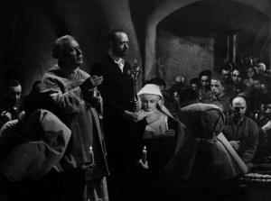 Scena del film "L'assedio dell'Alcazar" - Regia Augusto Genina - 1940 - L'attore Oreste Fares, in veste di sacerdote celebra la messa con suore e soldati