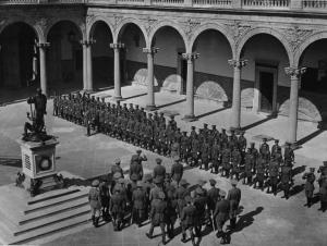 Scena del film "L'assedio dell'Alcazar" - Regia Augusto Genina - 1940 - File di soldati
