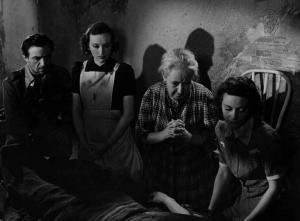 Scena del film "L'assedio dell'Alcazar" - Regia Augusto Genina - 1940 - Le attrici Mireille Balin, Maria Denis e attori non identificati
