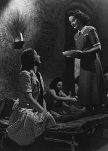 Scena del film "L'assedio dell'Alcazar" - Regia Augusto Genina - 1940 - Le attrici Mireille Baline e Maria Denis