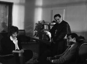 Scena del film "L'attico" - Regia Gianni Puccini - 1962 - Gli attori Daniela Rocca, Gianni Rizzo, vestito da cardinale, e Walter Chiari