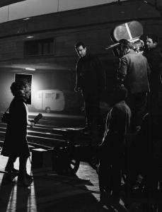 Set del film "L'attico" - Regia Gianni Puccini - 1962 - L'attrice Daniela Rocca, il regista Gianni Puccini e gli operatori della troupe