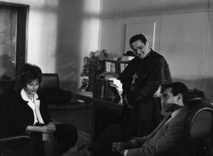 Scena del film "L'attico" - Regia Gianni Puccini - 1962 - Gli attori Daniela Rocca, Gianni Rizzo, vestito da cardinale, e Walter Chiari