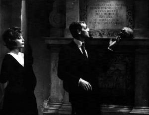 Scena del film "L'attico" - Regia Gianni Puccini - 1962 - Gli attori Daniela Rocca e Philippe Leroy, che indica un teschio
