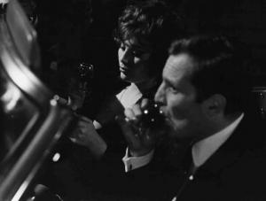 Scena del film "L'attico" - Regia Gianni Puccini - 1962 - Gli attori Daniela Rocca e Philippe Leroy in automobile