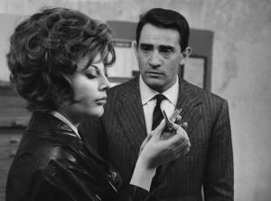 Scena del film "L'attico" - Regia Gianni Puccini - 1962 - Gli attori Daniela Rocca e Walter Chiari