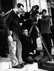 Set del film "L'attico" - Regia Gianni Puccini - 1962 - Il regista Gianni Puccini e gli operatori della troupe