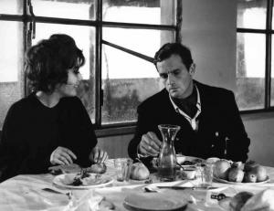 Scena del film "L'attico" - Regia Gianni Puccini - 1962 - Gli attori Daniela Rocca e Philippe Leroy a tavola
