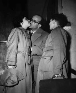 Set del film "Attila" - Regia Pietro Francisci - 1954 - Un uomo e due bambini