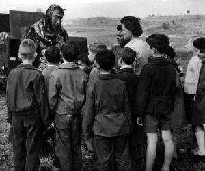 Set del film "Attila" - Regia Pietro Francisci - 1954 - L'attore Anthony Quinn circondato da un gruppo di bambini