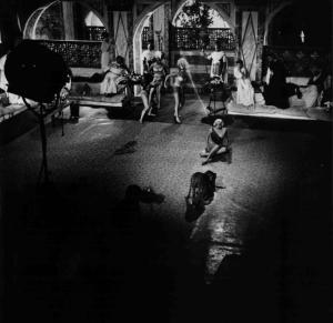 Set del film "Attila" - Regia Pietro Francisci - 1954 - Un leopardo si avvicina a un'attrice non identificata, dietro di lei danzatrici e centurioni romani